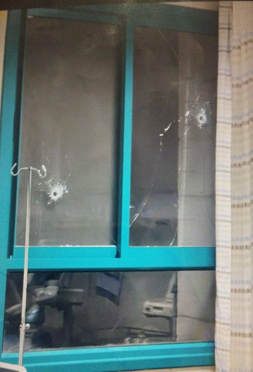 آثار رصاص الاحتلال على نوافذ مستشفى جنين الحكومي بمحيط مخيم جنين